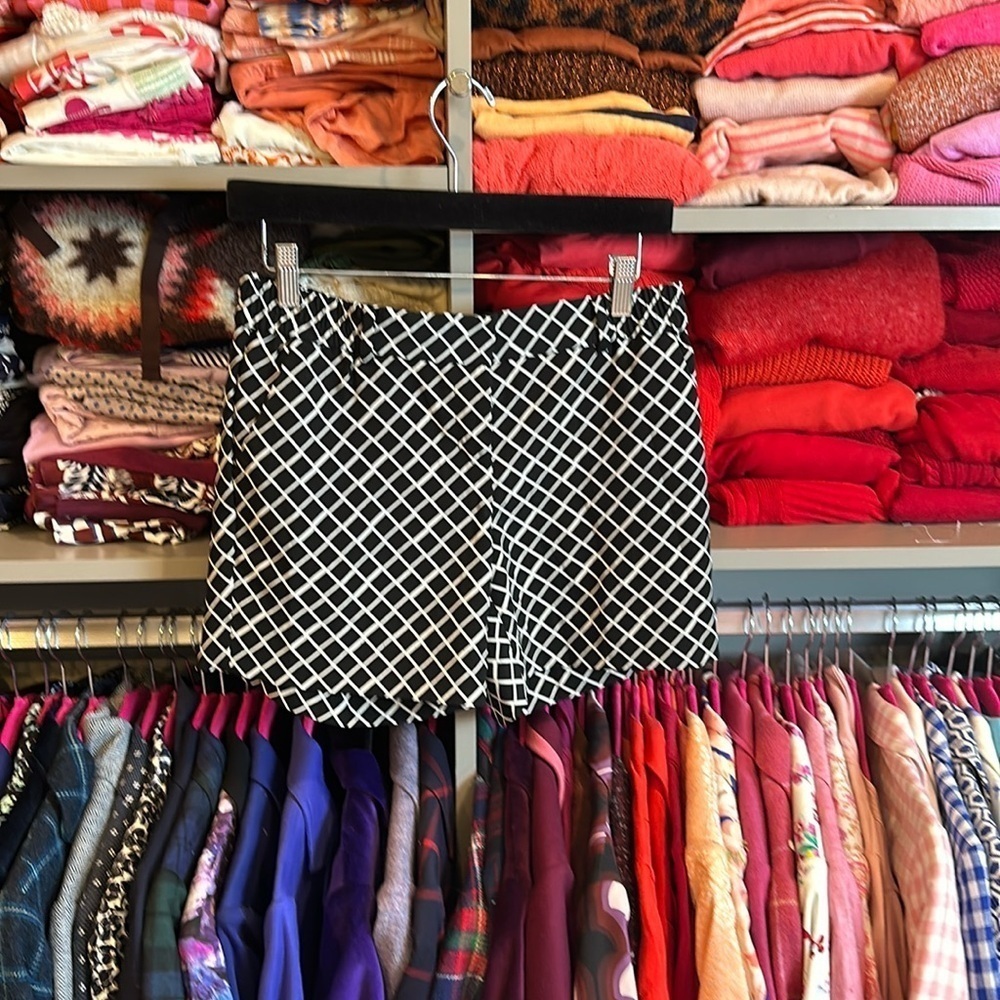 The Limited size 0 black and white patterned 5” shorts